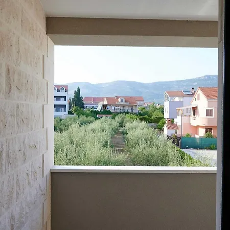 Vujina - Comfort With Terrace 3 Luka Apartment Kastela